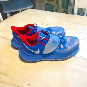 Used basketball shoes ,only been worn on court ,size:10 color :American popsicle